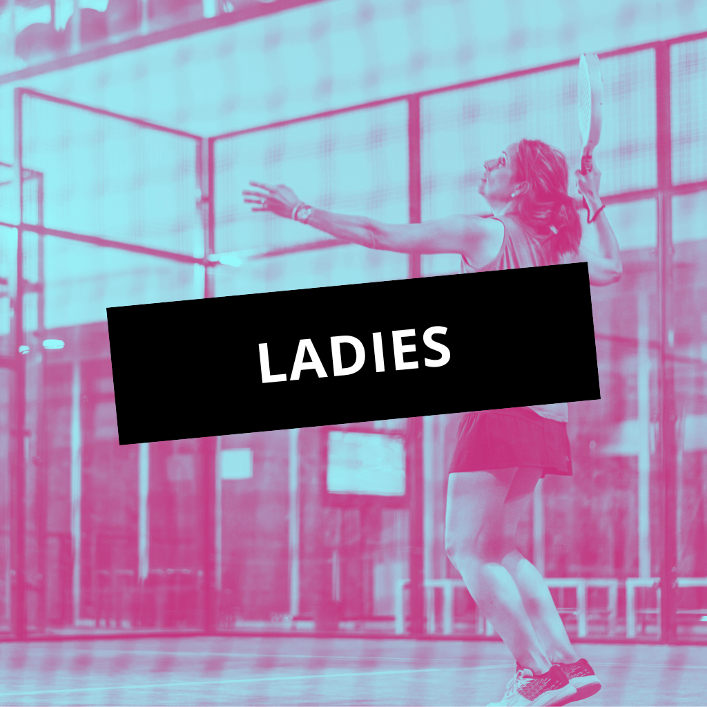 Une joueuse de padel en action sur le court, énergie et convivialité à Bordeaux